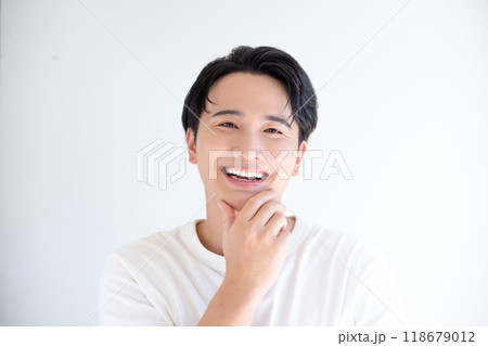 ビューティー 白いTシャツを着ている若い男性のポートレート ビューティー 白いTシャツを着ている若い男性のポートレート 118679012