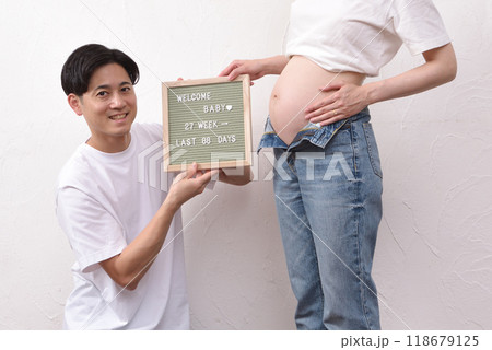 若い妊婦と寄り添う夫 118679125