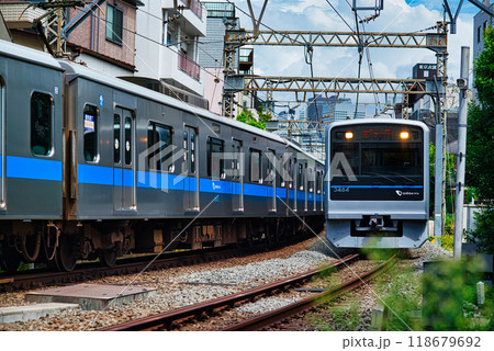 小田急線、住宅街を走る各駅停車 118679692