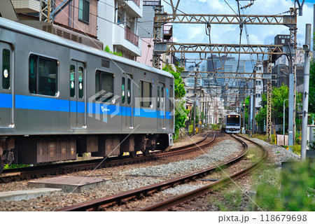 小田急線、住宅街を走る各駅停車 118679698