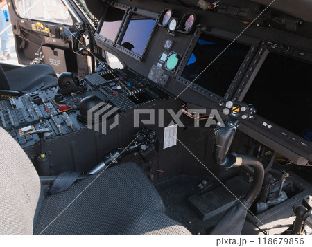 アメリカ海軍MH-60Rシーホークの操縦席 118679856
