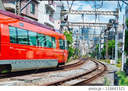 小田急線、住宅街を走るロマンスカー 118681321