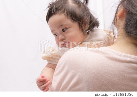 【おばあさんに抱っこさってるツインテールの赤ちゃん】 【おばあさんに抱っこさってるツインテールの赤ちゃん】 118681356