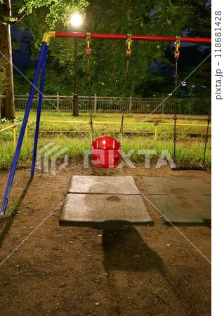 夜の公園のブランコ 118681428