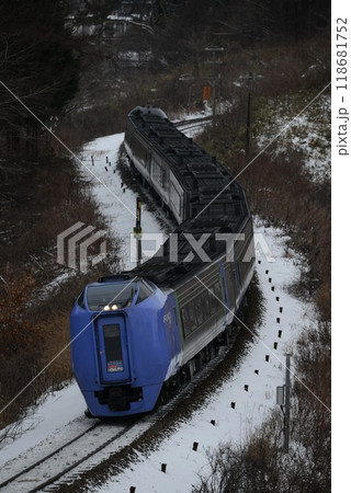 室蘭本線を走る特急スーパー北斗号 118681752