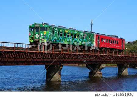 【JR北海道】キハ40形+キハ54形 快速「はなさき」(花咲線:東釧路〜釧路・釧路川鉄橋) 【JR北海道】キハ40形+キハ54形 快速「はなさき」(花咲線:東釧路〜釧路・釧路川鉄橋) 118681936