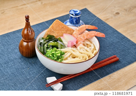 冷しうどん、冷たい汁のウドン、海老、お揚げ、かまぼこ、ワカメ、ネギ。 118681971