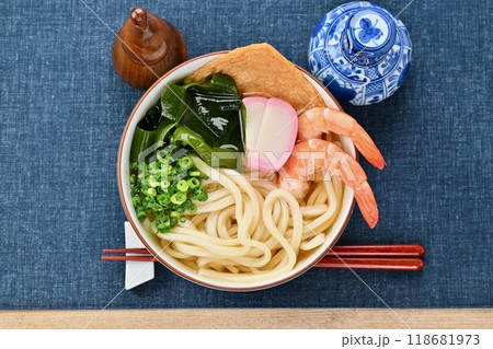 冷しうどん、冷たい汁のウドン、海老、お揚げ、かまぼこ、ワカメ、ネギ。 118681973