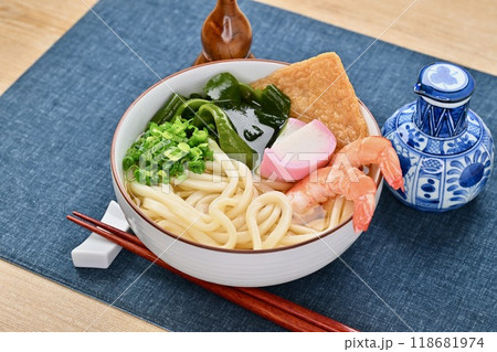 冷しうどん、冷たい汁のウドン、海老、お揚げ、かまぼこ、ワカメ、ネギ。 118681974