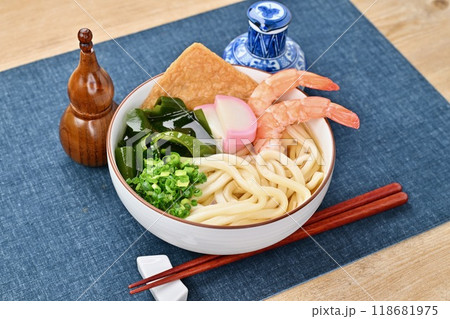 冷しうどん、冷たい汁のウドン、海老、お揚げ、かまぼこ、ワカメ、ネギ。 118681975