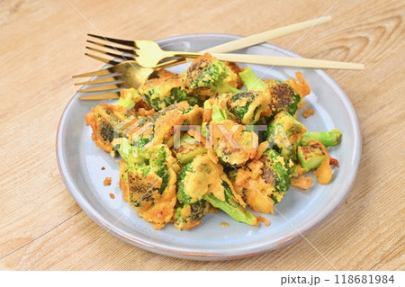 ブロッコリーのピカタ、小麦粉+卵＋粉チーズ焼き。 118681984