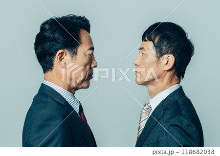 睨みあうミドルのビジネスマン 118682038