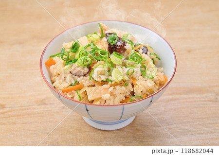注）湯気は合成です。炊き込みご飯、かやくご飯、具沢山、炊込飯。 118682044