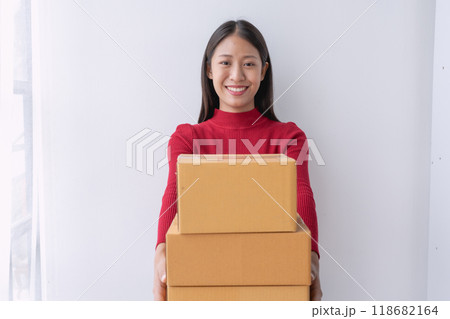 woman, online seller, efficiently manages customer orders and delivery through the e-commerce platform 118682164