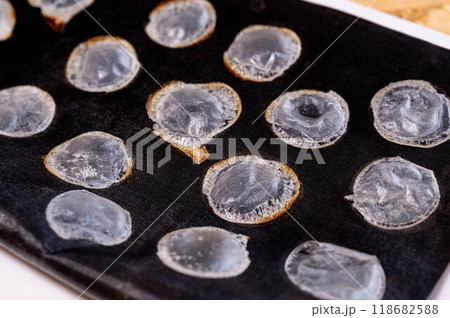 焼き上がった春巻きの皮チップス 118682588