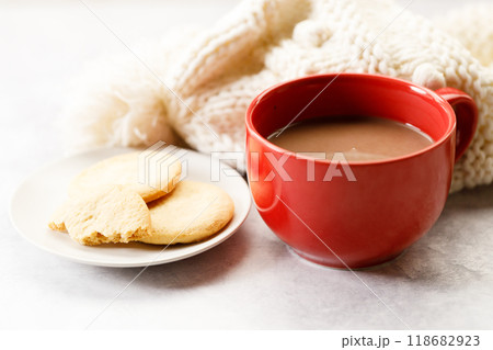Red cup of delicious hot chocolate on white table background. 118682923