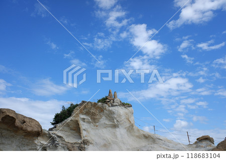 千葉県　仁右衛門島・とんび岩と青空 118683104