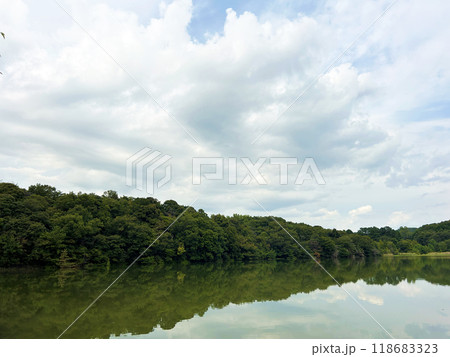 水面に映る空 118683323
