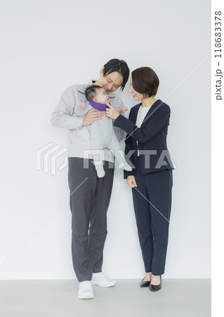 共働き夫婦と赤ちゃん 共働き夫婦と赤ちゃん 118683378