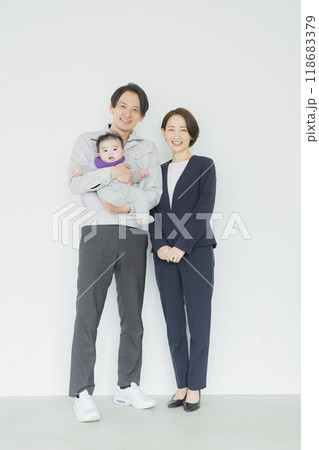 共働き夫婦と赤ちゃん 共働き夫婦と赤ちゃん 118683379