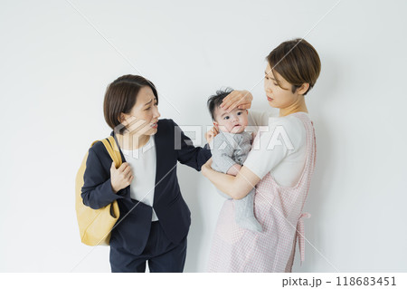 ワーキングマザーと保育士 118683451
