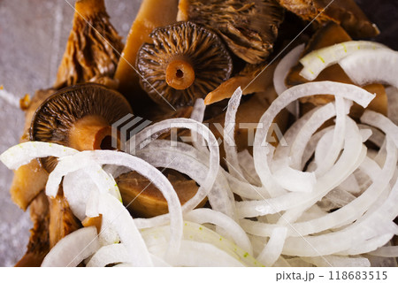Marinated mushrooms in a glass bowl 118683515