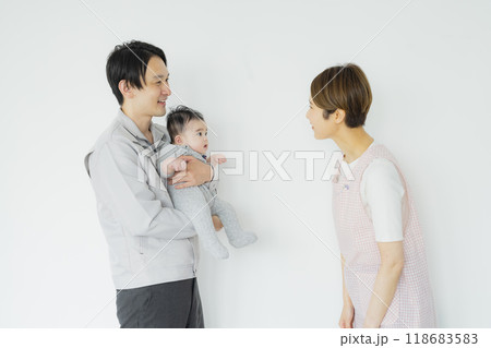 赤ちゃんを送迎するパパと保育士 赤ちゃんを送迎するパパと保育士 118683583