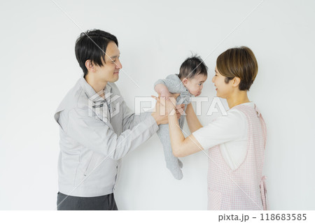 赤ちゃんを送迎するパパと保育士 118683585