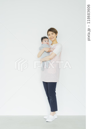 赤ちゃんを抱っこする保育士 118683606