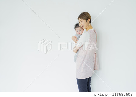 赤ちゃんを抱っこする保育士 赤ちゃんを抱っこする保育士 118683608