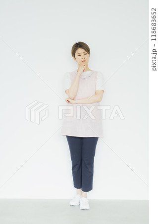 保育士　エプロンの女性 118683652