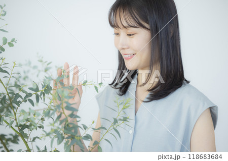 水色のワンピースの若い女性 水色のワンピースの若い女性 118683684