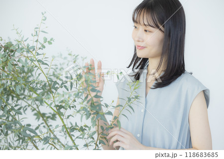 水色のワンピースの若い女性 水色のワンピースの若い女性 118683685