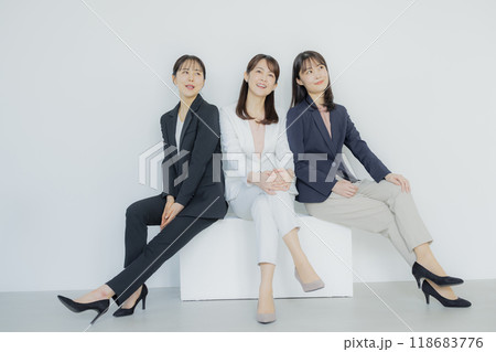 オフィスで働く若いビジネスウーマン  118683776