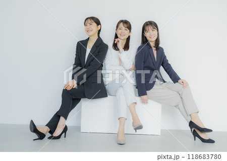 オフィスで働く若いビジネスウーマン オフィスで働く若いビジネスウーマン 118683780