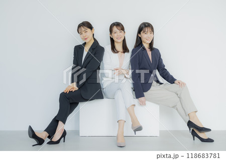 オフィスで働く若いビジネスウーマン  118683781