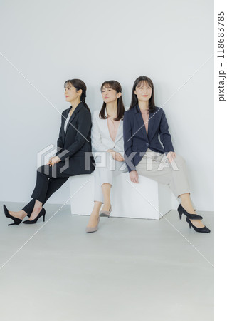 オフィスで働く若いビジネスウーマン  118683785