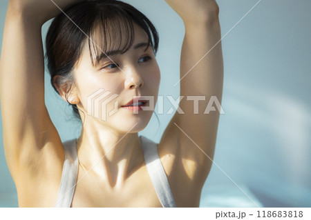 ボディケアする女性 118683818