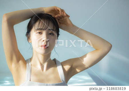 ボディケアする女性 118683819