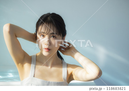 ボディケアする女性 118683821