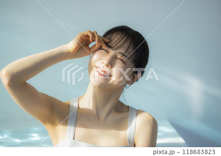 ボディケアする女性 118683823