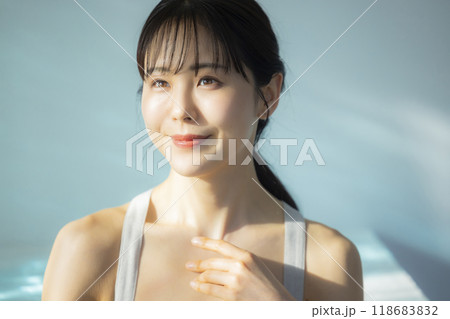 ボディケアする女性 118683832