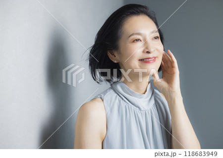 　ドレスアップしたミドル女性 118683949