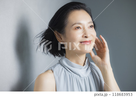　ドレスアップしたミドル女性 118683953