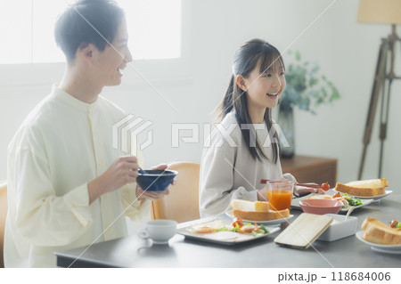 家族の食卓イメージ 家族の食卓イメージ 118684006