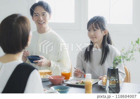 家族の食卓イメージ　　　　 118684007