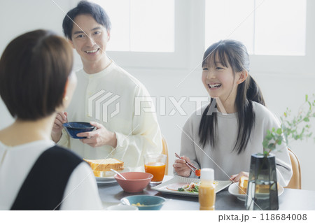 家族の食卓イメージ　　　　 118684008