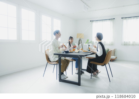 家族の食卓イメージ 家族の食卓イメージ 118684010