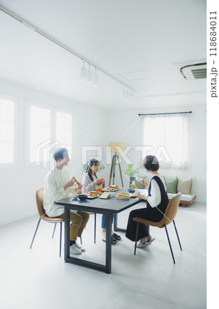 家族の食卓イメージ　　　　 118684011