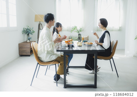 家族の食卓イメージ 家族の食卓イメージ 118684012